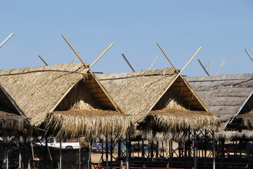 Fototapeta na wymiar Holzhütten am Ufer des Mekong