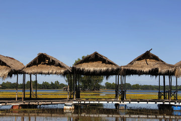 Holzhütten am Ufer des Mekong