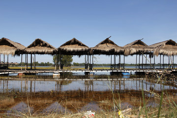 Holzhütten am Ufer des Mekong