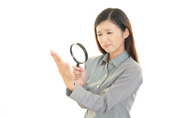 拡大鏡を持つ女性