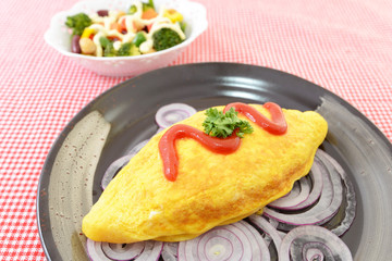 美味しそうなオムライスとサラダ