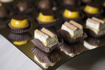 Vassoio con piccola pasticceria