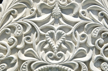 ancient  white wall design with mouldings decor