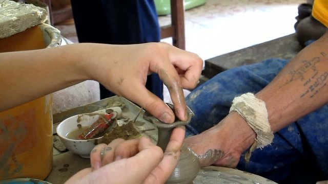 Teaching Traveler Child make pottery at Koh Kret Island