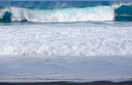 vague déferlante par forte houle, île de la Réunion