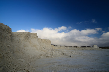 kalksteinbruch und himmel