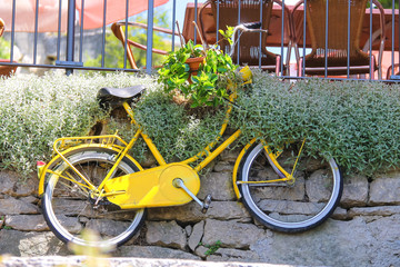 Fototapeta na wymiar Bicycle on a wall with flowers in a basket