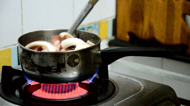 Cooking Octopus and Squid boiled