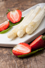weißer Spargel und Erdbeeren