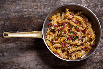 Pfanne mit Schinkennudeln