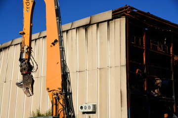 maquinaria industrial  para el derrumbe de un edificio