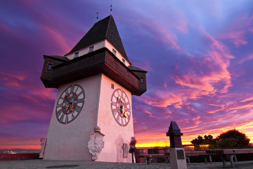 Obraz premium Das Wahrzeichen von Graz in Österreich, der Uhrturm am Schloßberg vor einem schönen Abendhimmel 
