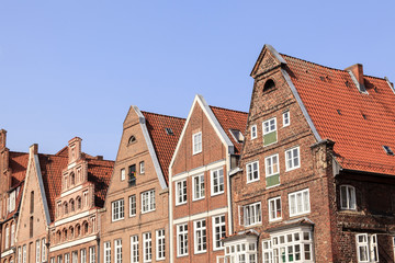 Fototapeta na wymiar historische Häuserzeile in Lüneburg