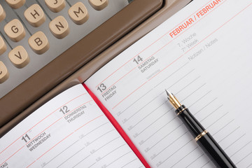 Alte Schreibmaschine mit alten F&uuml;llfederhalter