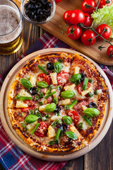 Pizza hawaii with beer