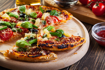 Pizza hawaii with beer