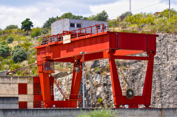 Puente-grúa en el embalse de Gabriel y Galán, Cáceres