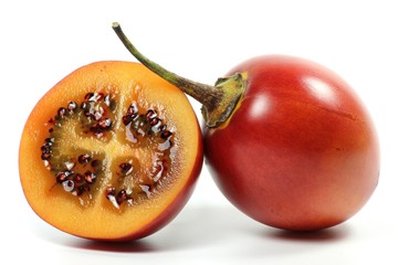 Tamarillo isoliert auf weißem Hintergrund © Björn Wylezich