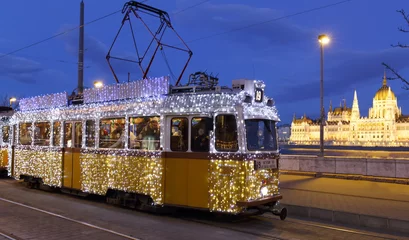 Fototapeten Straßenbahn in Budapest © szirtesi