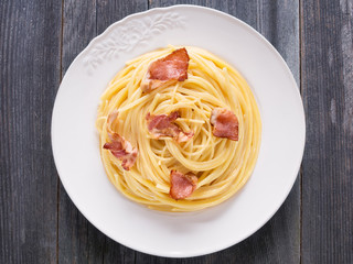 creamy traditional italian spaghetti carbonara pasta