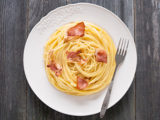 creamy traditional italian spaghetti carbonara pasta