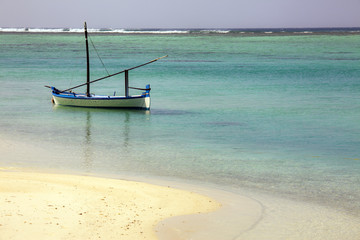 Maldive, barchetta nel mare