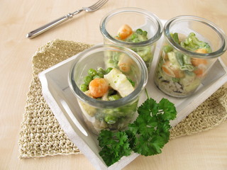 Fisch und Gemüse auf Reis im Glas