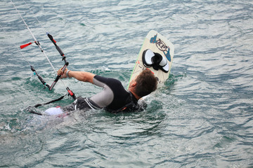 kite surfing sport d'acqua