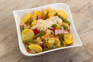 Schälchen mit Kartoffelsalat auf Marmorplatte