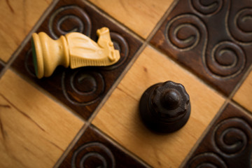 Scacchi fotografati su scacchiera