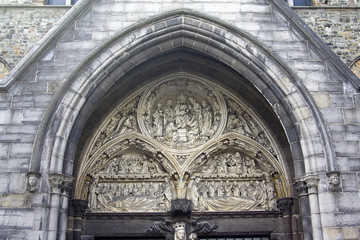 Obraz premium Big portal door to Our Lady Church - Brugge, Belgium.