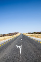 Strada dritta con freccia