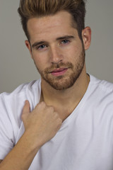 Obraz premium Hombre joven guapo