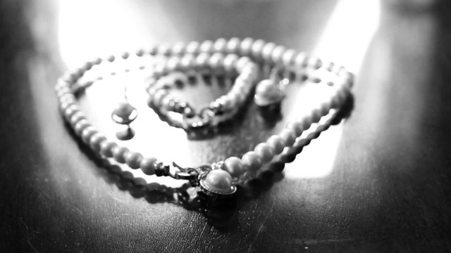 Jewelry (earrings, bracelet, necklace) made of pearls