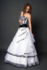 Fototapeta premium hübsche Frau in einem Hochzeitskleid