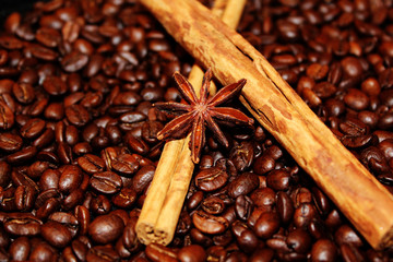 Kaffeebohnen mit Zimt und Anis