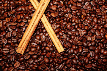 Zimtstangen mit Kaffeebohnen