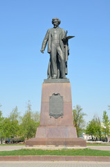 Fototapeta na wymiar Памятник И.Е. Репину в Москве на Болотной площади