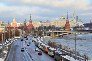 Fototapeta premium Москва, кремль, движение по Пречистенской набережной зимой