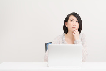 アイデアを練る女性