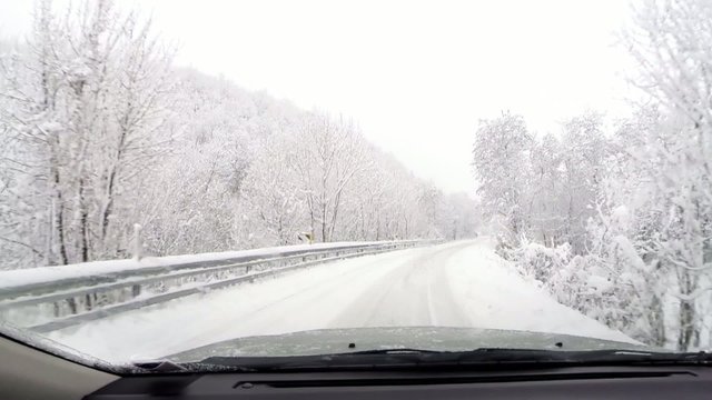 strada con neve fresca