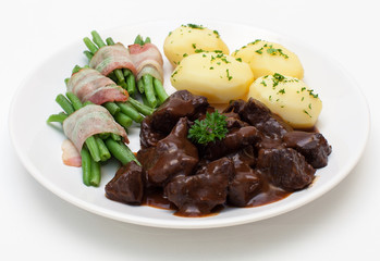 Rindergulasch mit grünen Bohnen und Kartoffeln