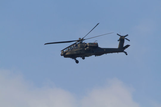 Hélicoptère Apache AH-64D en vol - meeting aérien