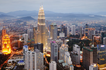 Obraz premium Widok z lotu ptaka Kuala Lumpur o zmroku