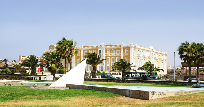 Parque de las Islas Canarias y edificio en Arrecife, Lanzarote