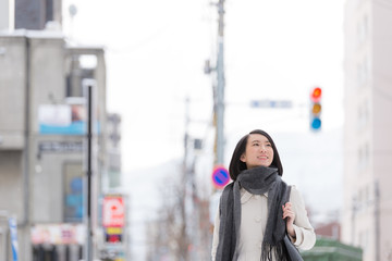 冬の街を歩く女性