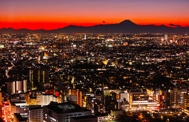 東京の夕暮れと富士山