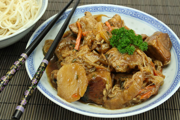 sauté de porc et nouilles chinoises