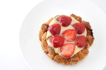 お皿にのせた ストロベリータルト 苺ケーキ お菓子 白背景