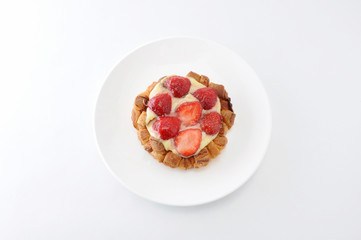 お皿にのせた ストロベリータルト 苺ケーキ お菓子 白背景